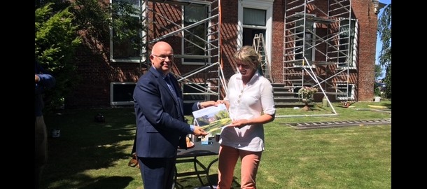 csm_Stieneke-van-deWal-overhandigt-haar-inventarisatie